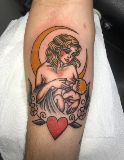 mujer amamantando a un bebe