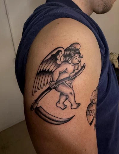 ángel con una guadaña