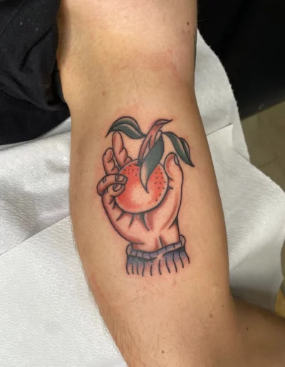 mano agarrando una mandarina