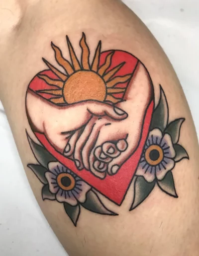 corazón y dos manos agarrando