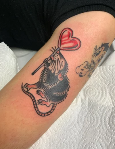 ratón comiendo piruleta con forma de corazón