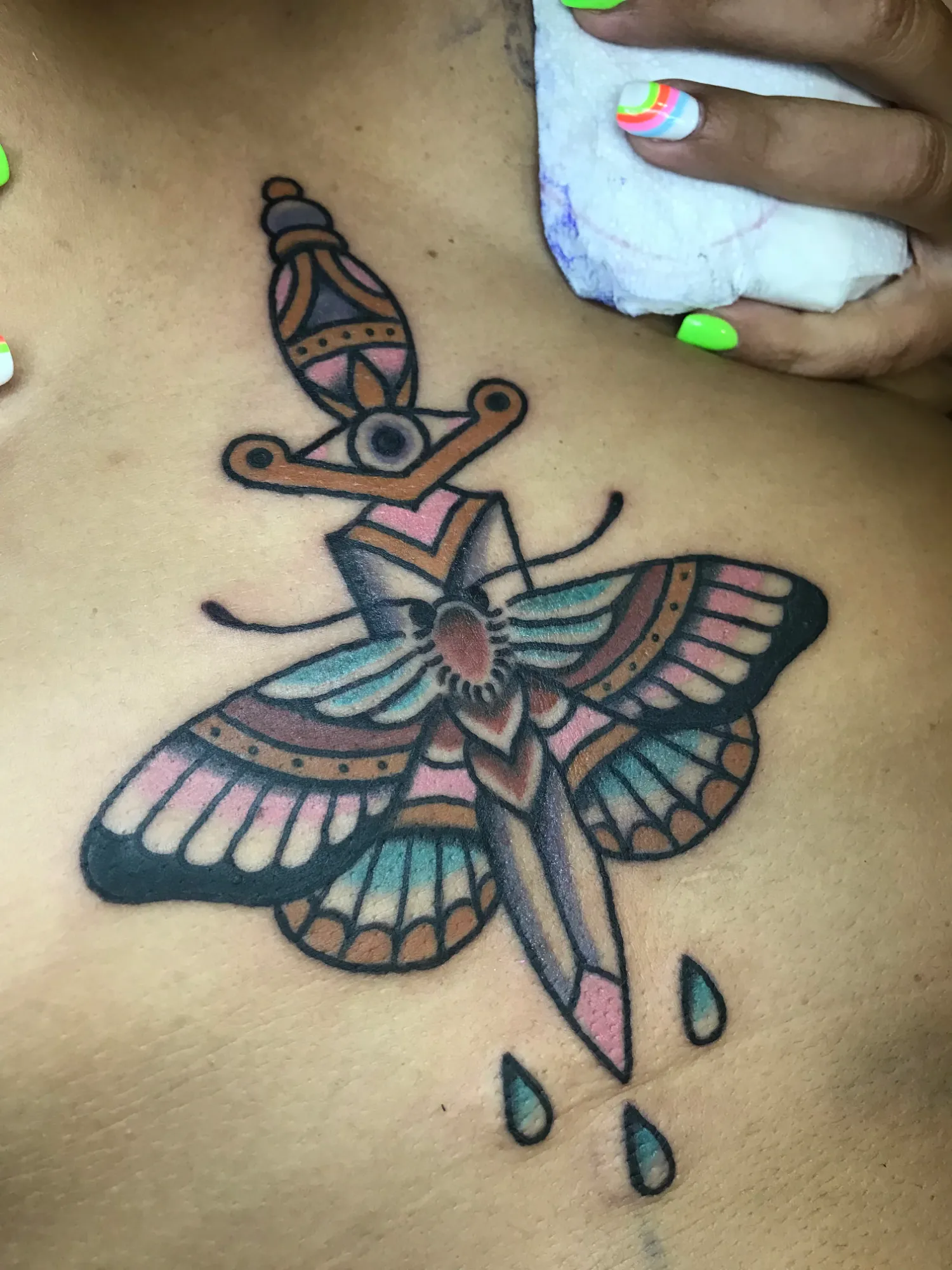 mariposa apoyada en una daga