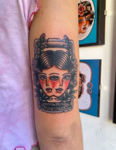 dos rostros en una cabeza