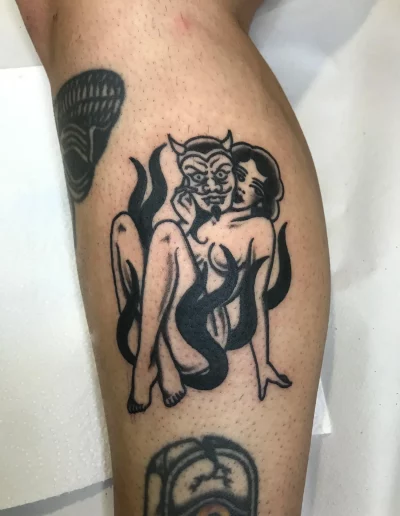 mujer con careta de demonio