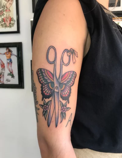 tijeras con alas de mariposa