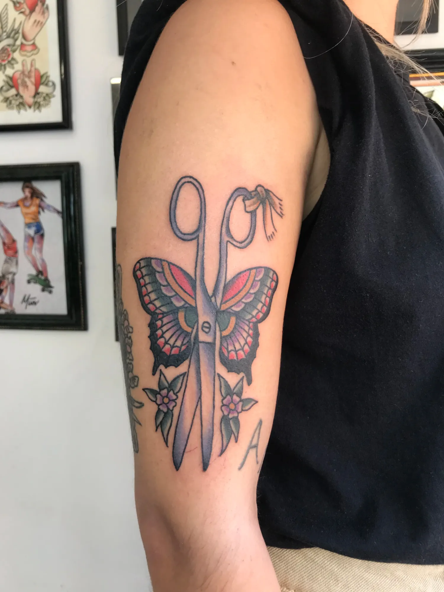 tijeras con alas de mariposa