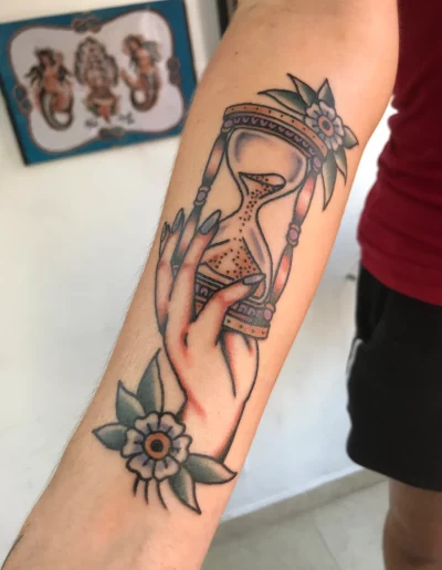 reloj de arena sujetado por una mano