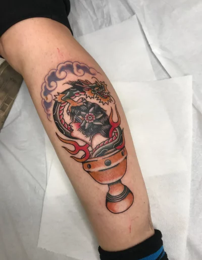 dragón sobre la cabeza de una mujer