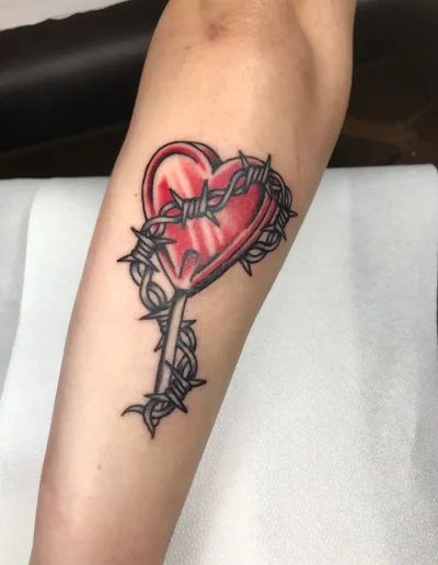 piruleta de corazón con espinas