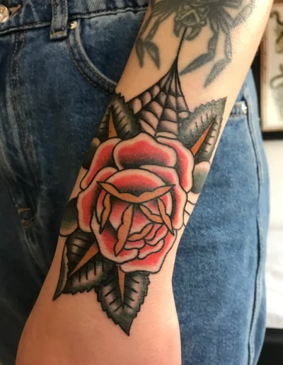 araña atrapando una flor